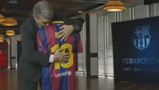 El ridículo momento en el que Laporta abrazó un maniquí de Leo Messi El ridículo momento en el que Laporta abrazó un maniquí de Leo Messi