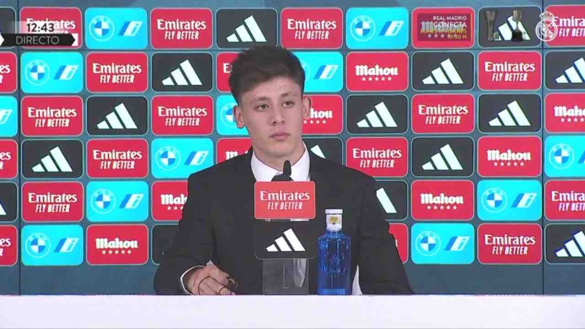 Arda Güler ha protagonizado una divertida escena en su presentación con Florentino Arda Güler ha protagonizado una divertida escena en su presentación con Florentino