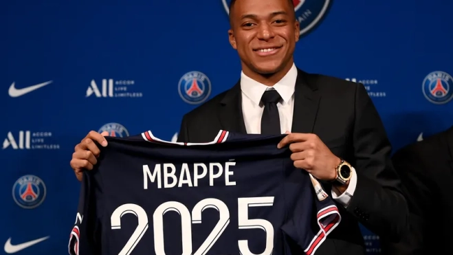Kylian Mbappé en su última renovación con el PSG Kylian Mbappé en su última renovación con el PSG