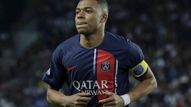 Mbappé con el PSG y el brazalete de capitán Mbappé con el PSG y el brazalete de capitán