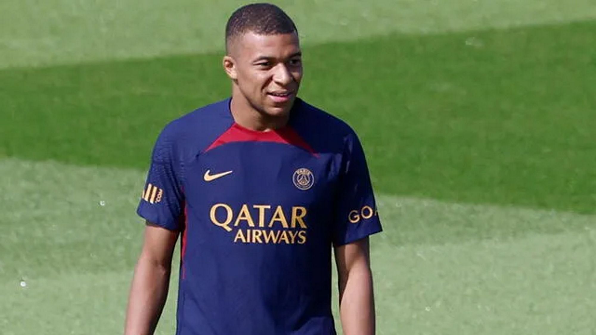 La cara de Mbappé en París es un poema el francés despista a todos en su primer entrenamiento