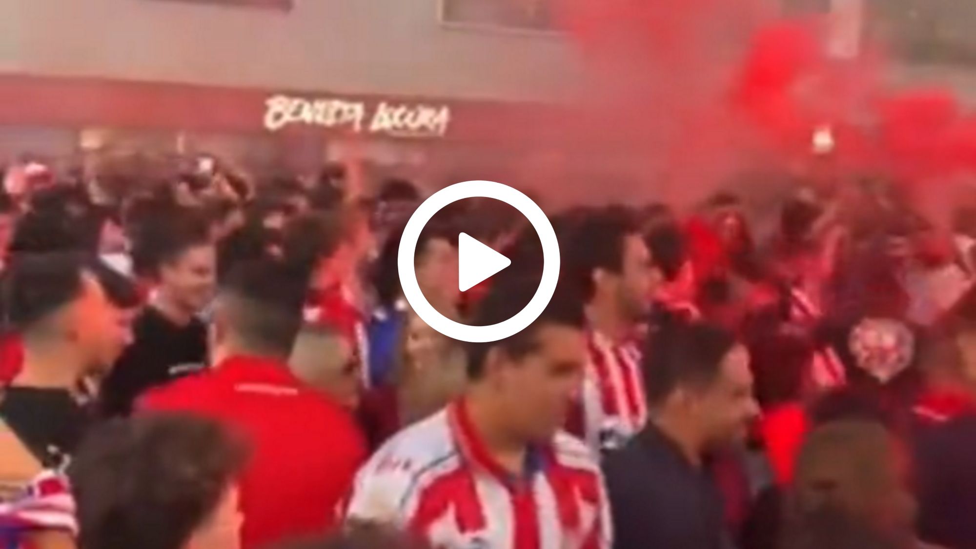 Bochornoso los ultras del Atlético intimidan a una niña por llevar la camiseta de Vinicius