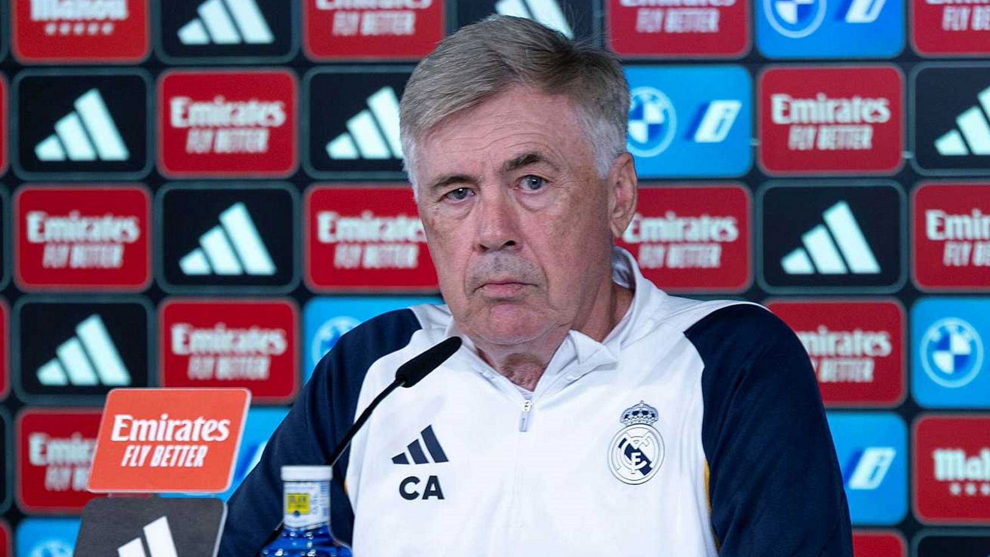 Ancelotti apunta y dispara contra uno de sus jugadores con un tremendo tirón de orejas Ancelotti apunta y dispara contra uno de sus jugadores con un tremendo tirón de orejas
