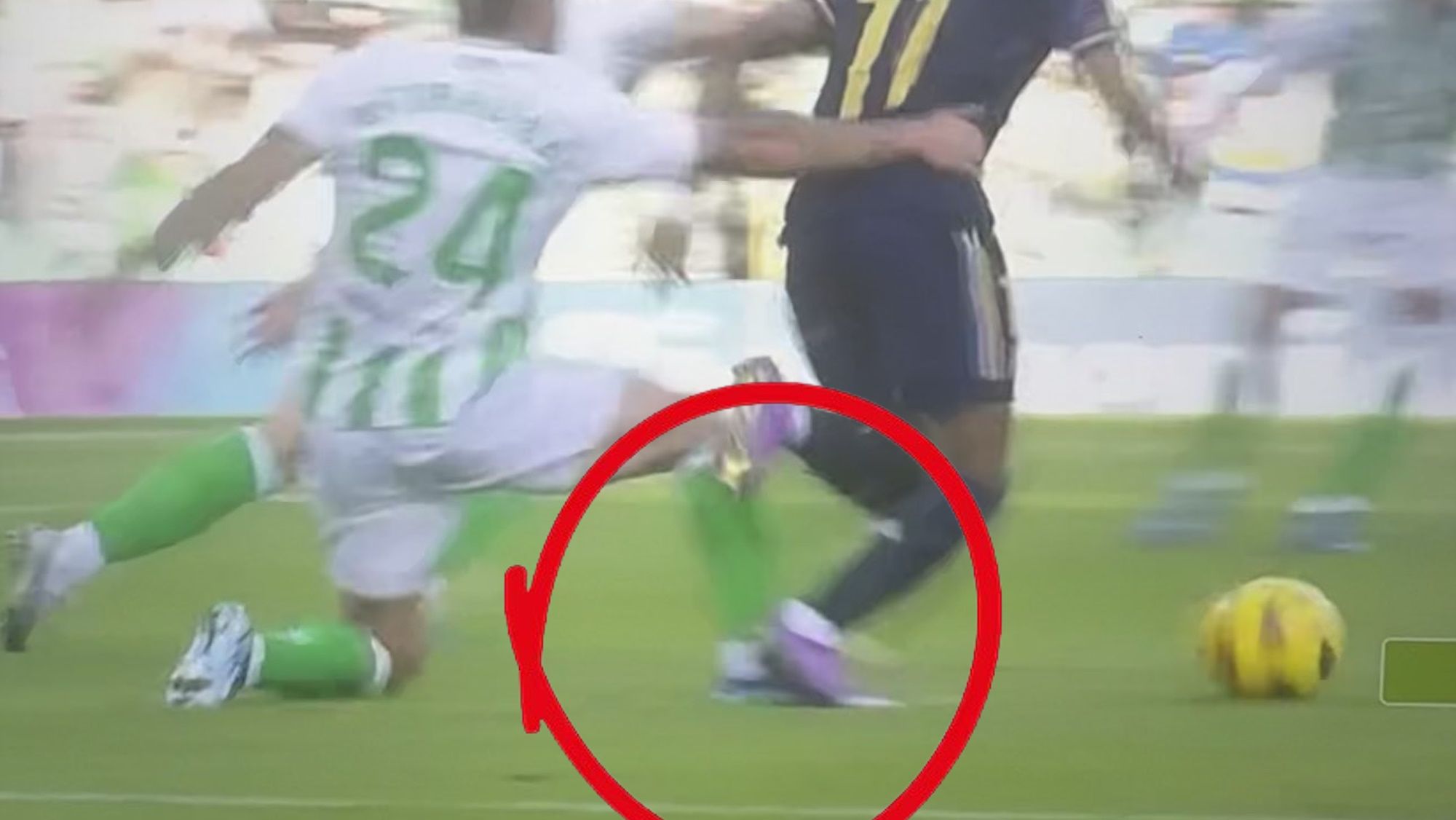 Escándalo en el Villamarín penalti claro no pitado por Soto Grado a favor del Madrid