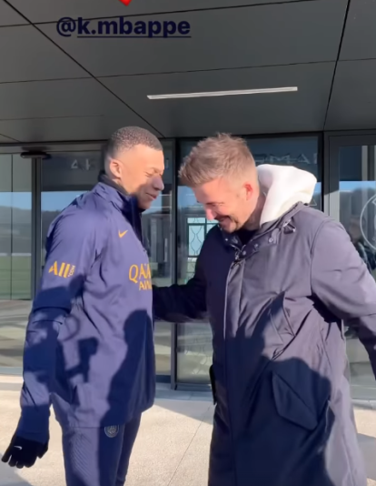 Mbappé se abraza con Beckham Mbappé se abraza con Beckham