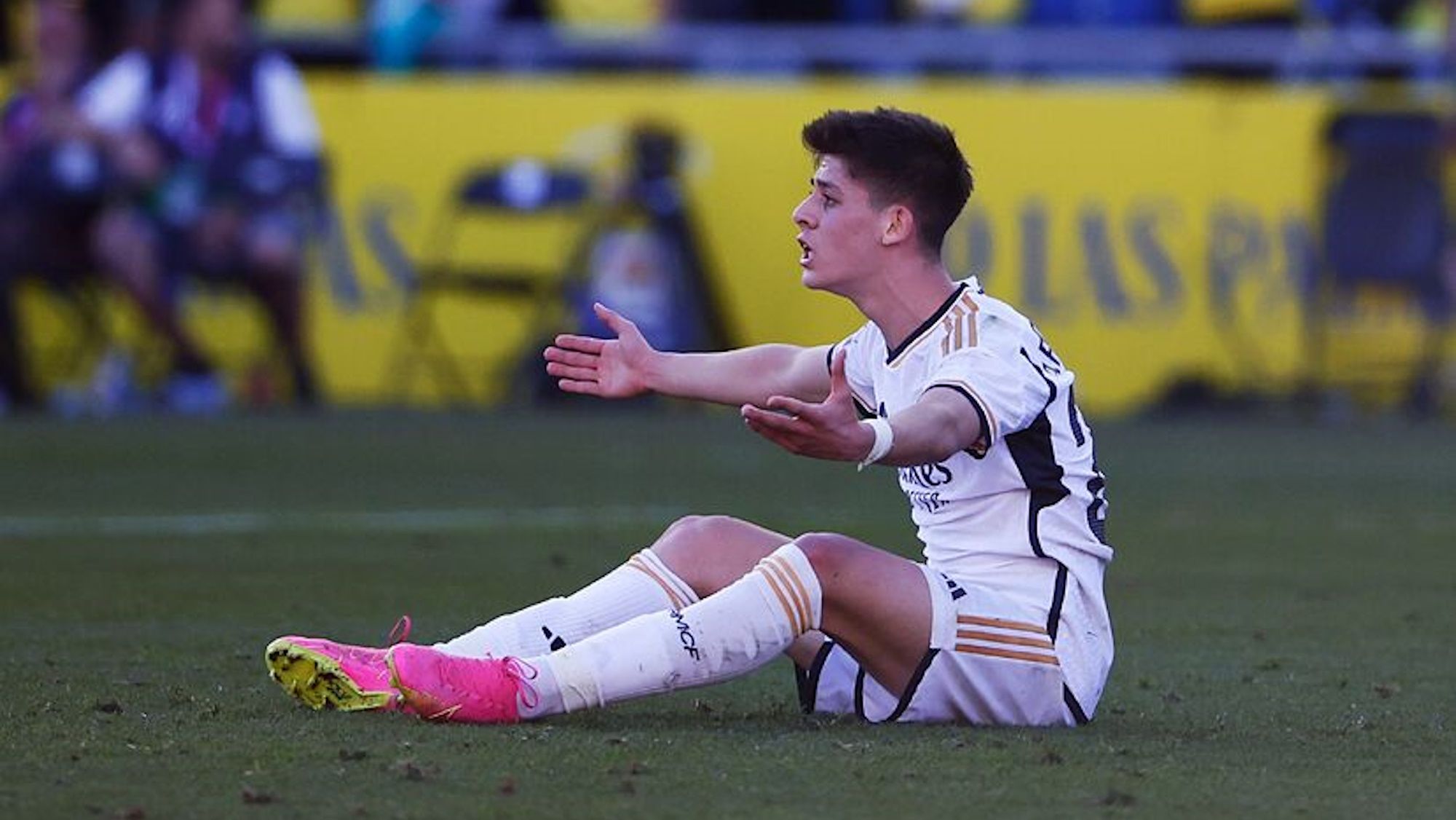 Güler y Florentino lo han acordado, en verano se tomarán medidas sobre su futuro el turco, nervioso Güler y Florentino lo han acordado, en verano se tomarán medidas sobre su futuro el turco, nervioso