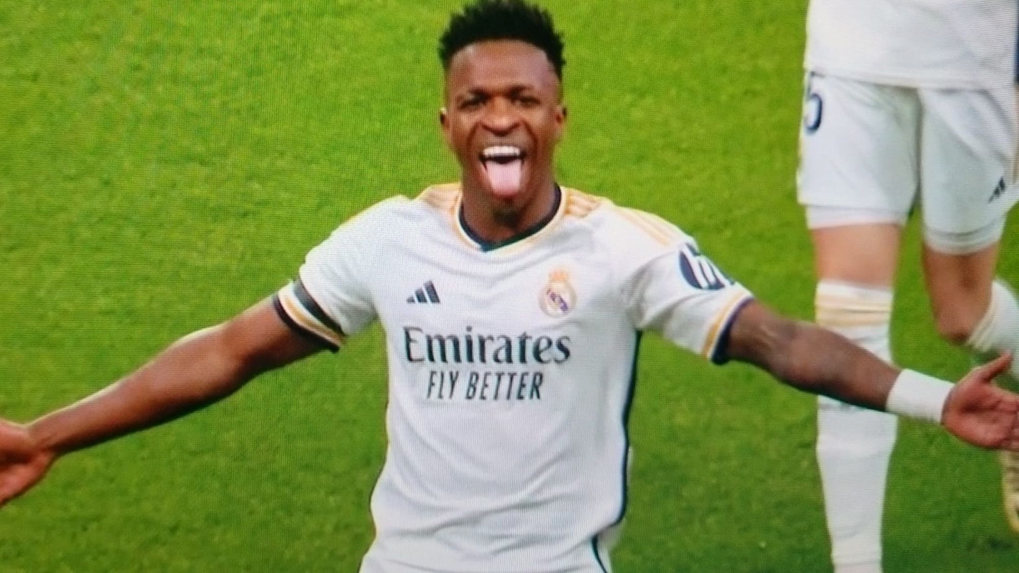 Vinicius hace estallar al Bernabéu con una obra de arte: golpea primero el Madrid Vinicius hace estallar al Bernabéu con una obra de arte: golpea primero el Madrid