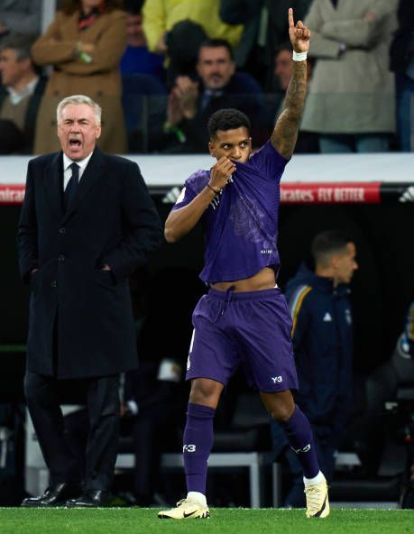 Rodrygo beando el escudo del Real Madrid