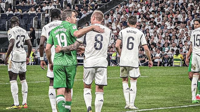 Toni Kroos con Sokratis Papastathopoulos Toni Kroos con Sokratis Papastathopoulos