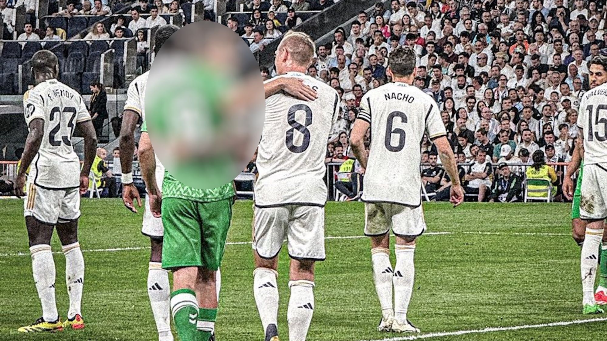 El bonito gesto de Toni Kroos con un jugador del Betis durante el partido El bonito gesto de Toni Kroos con un jugador del Betis durante el partido