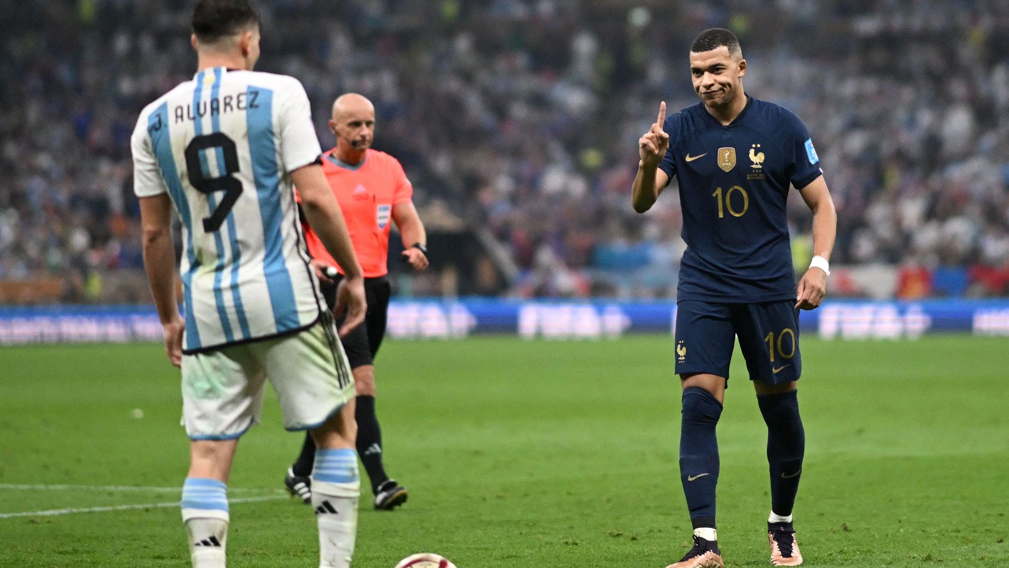 Un periodista de la SER compara a Mbappé con Julián Álvarez y le llueven los ‘zascas’: ridículo