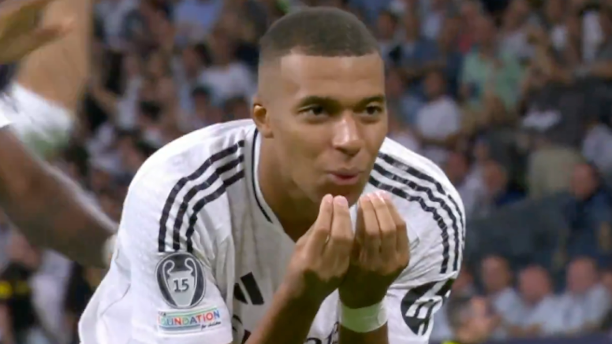 Mbappé se acuerda de una leyenda del Real Madrid al anotar su primer gol como madridista