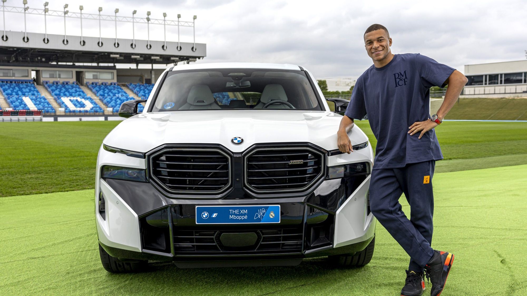 Mbappé recibe su nuevo BMW para esta temporada, pero no lo podrá conducir este es el motivo