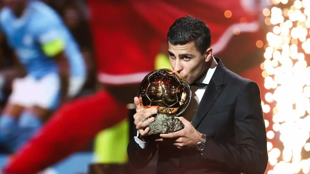 Rodri Hernández con el Balón de Oro este pasado lunes en la gala en Francia Rodri Hernández con el Balón de Oro este pasado lunes en la gala en Francia
