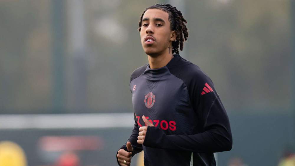 Leny Yoro con el Manchester United Leny Yoro con el Manchester United