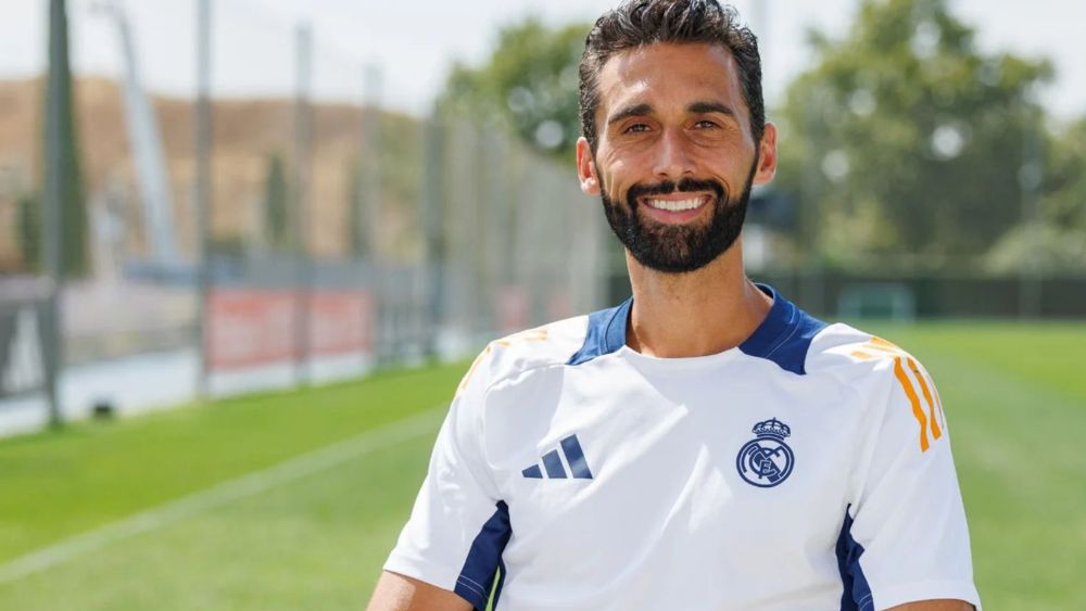 Álvaro Arbeloa da la oportunidad a José Antonio Reyes. Álvaro Arbeloa da la oportunidad a José Antonio Reyes.
