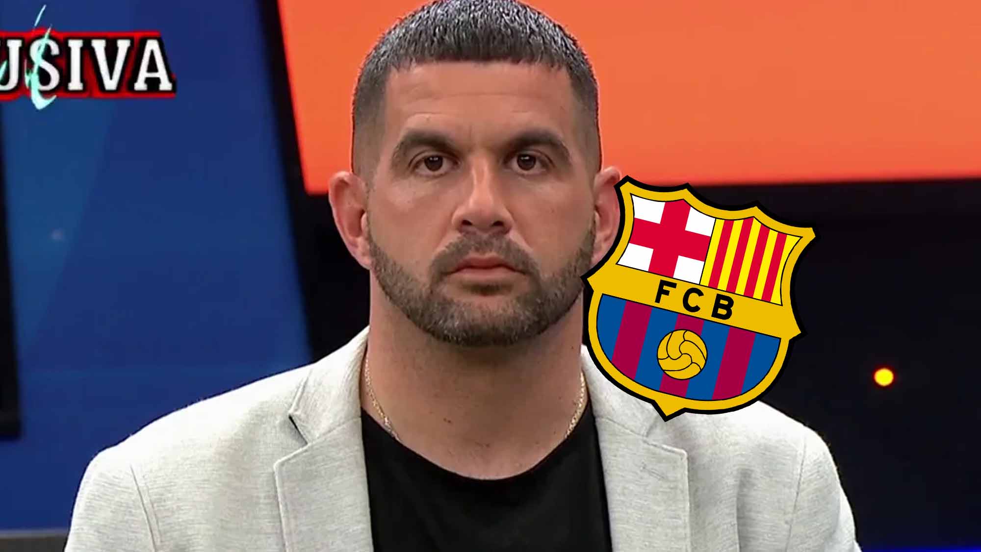 José Álvarez serio y escudo Barcelona