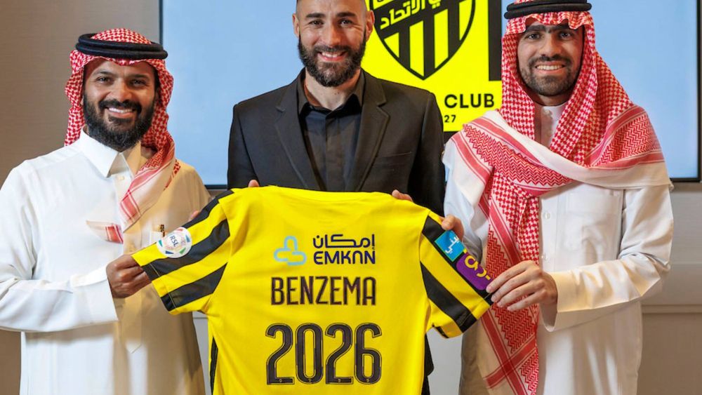 Momento en el que Karim Benzema posa con la camiseta de su nuevo club de la Saudi Pro League. Momento en el que Karim Benzema posa con la camiseta de su nuevo club de la Saudi Pro League.