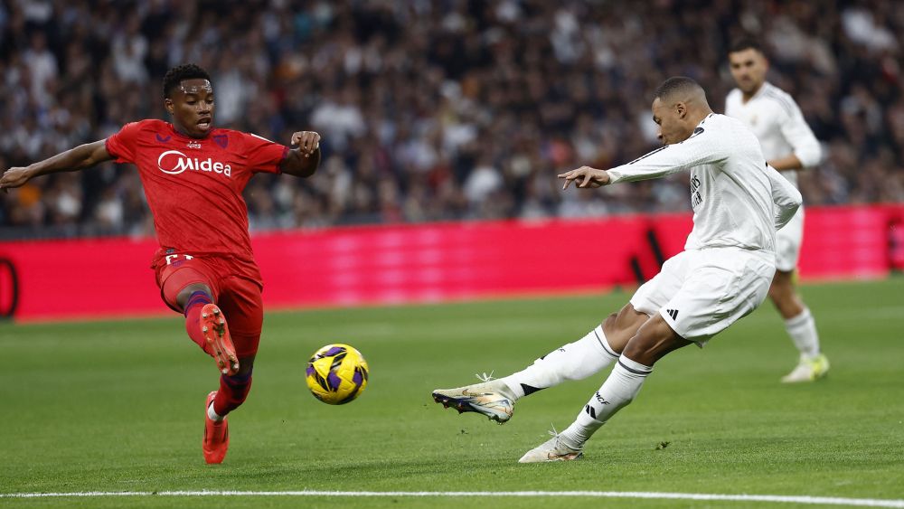 El momento exacto en el que Kylian Mbappé ejecuta el disparo que acabó en el primer tanto del Real Madrid. El momento exacto en el que Kylian Mbappé ejecuta el disparo que acabó en el primer tanto del Real Madrid.
