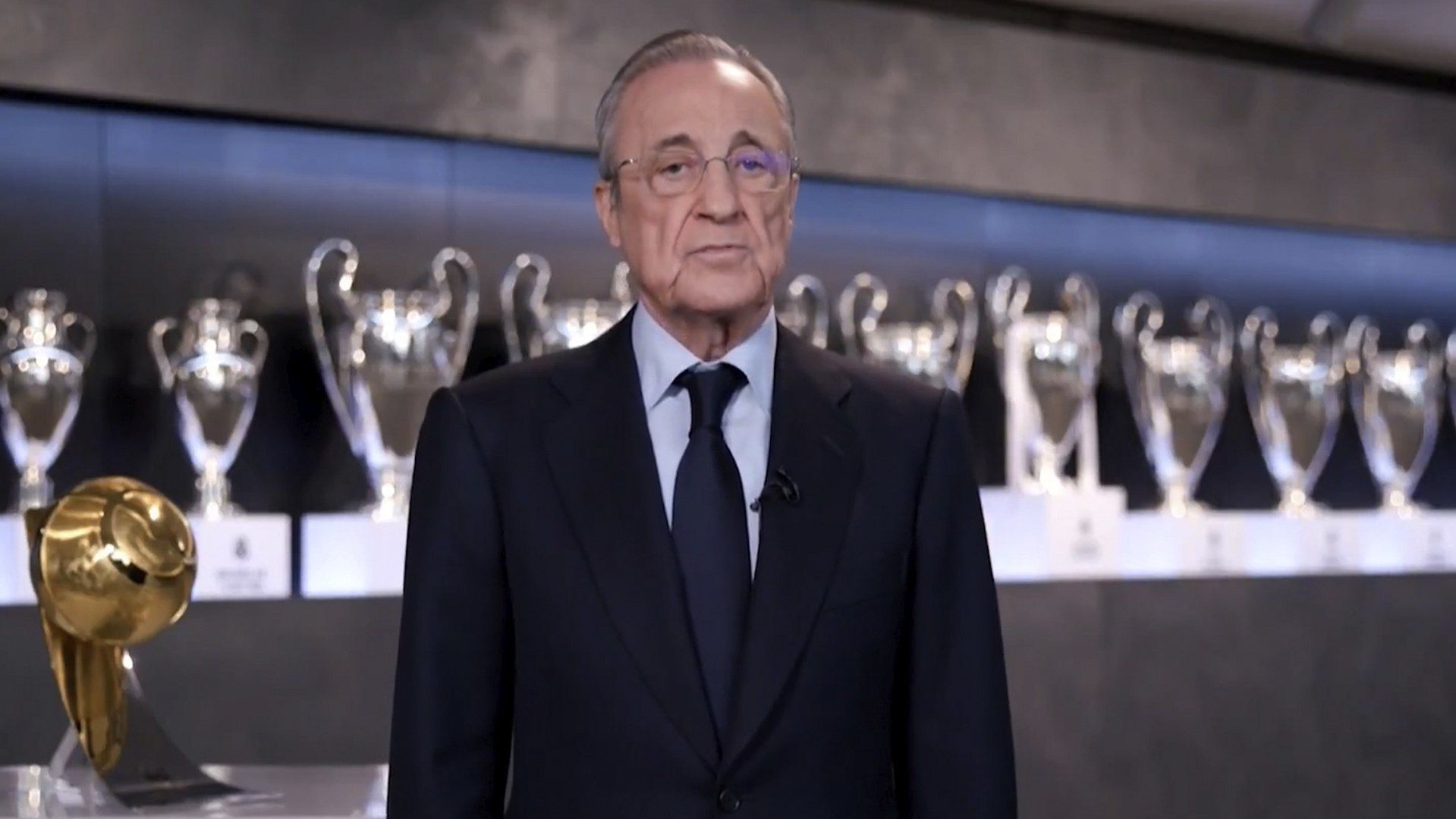 Florentino en la sala de trofeos del Bernabéu