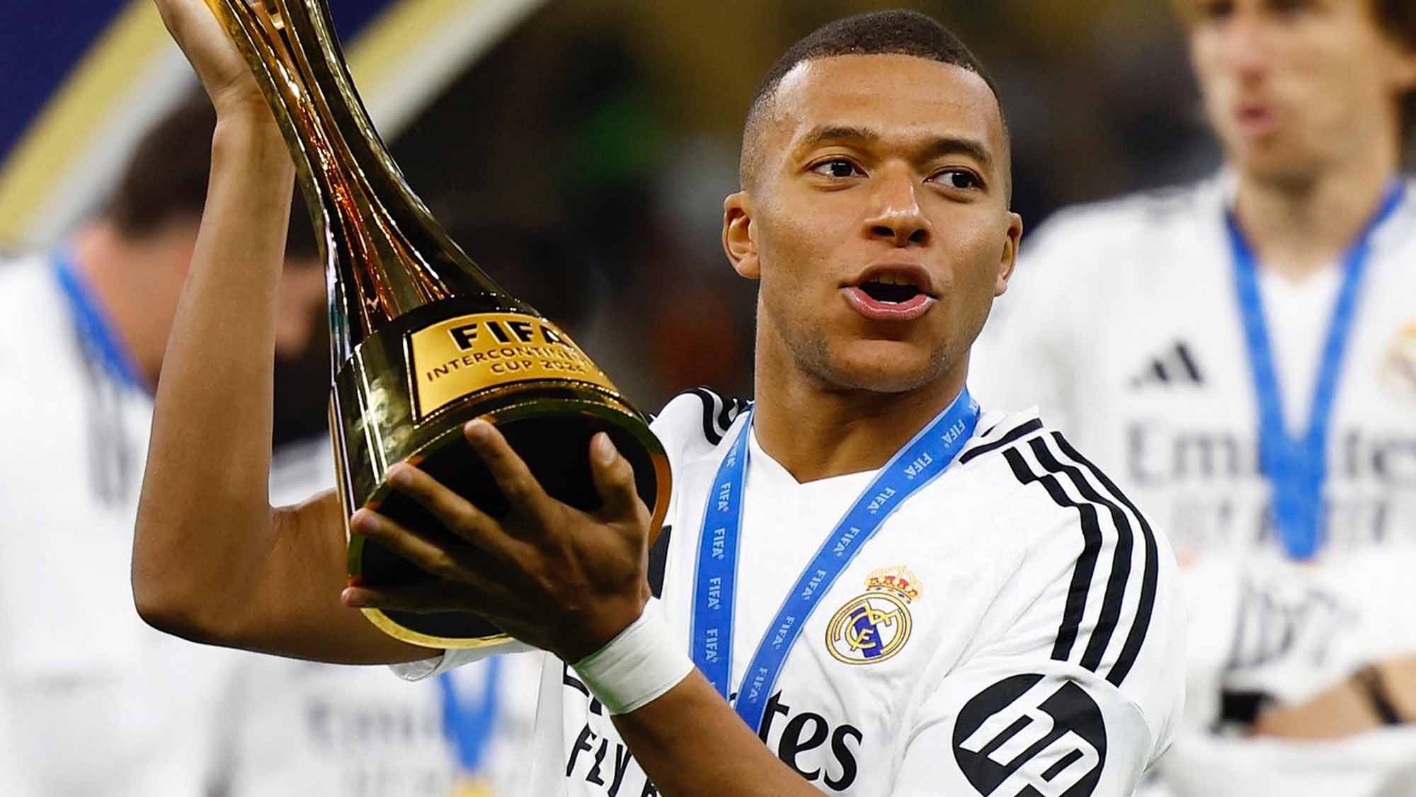 Mbappé con el trofeo de Copa Intercontinental
