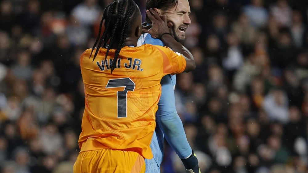 La supuesta agresión de Vinicius al portero del Valencia en Mestalla que le valió la expulsión La supuesta agresión de Vinicius al portero del Valencia en Mestalla que le valió la expulsión