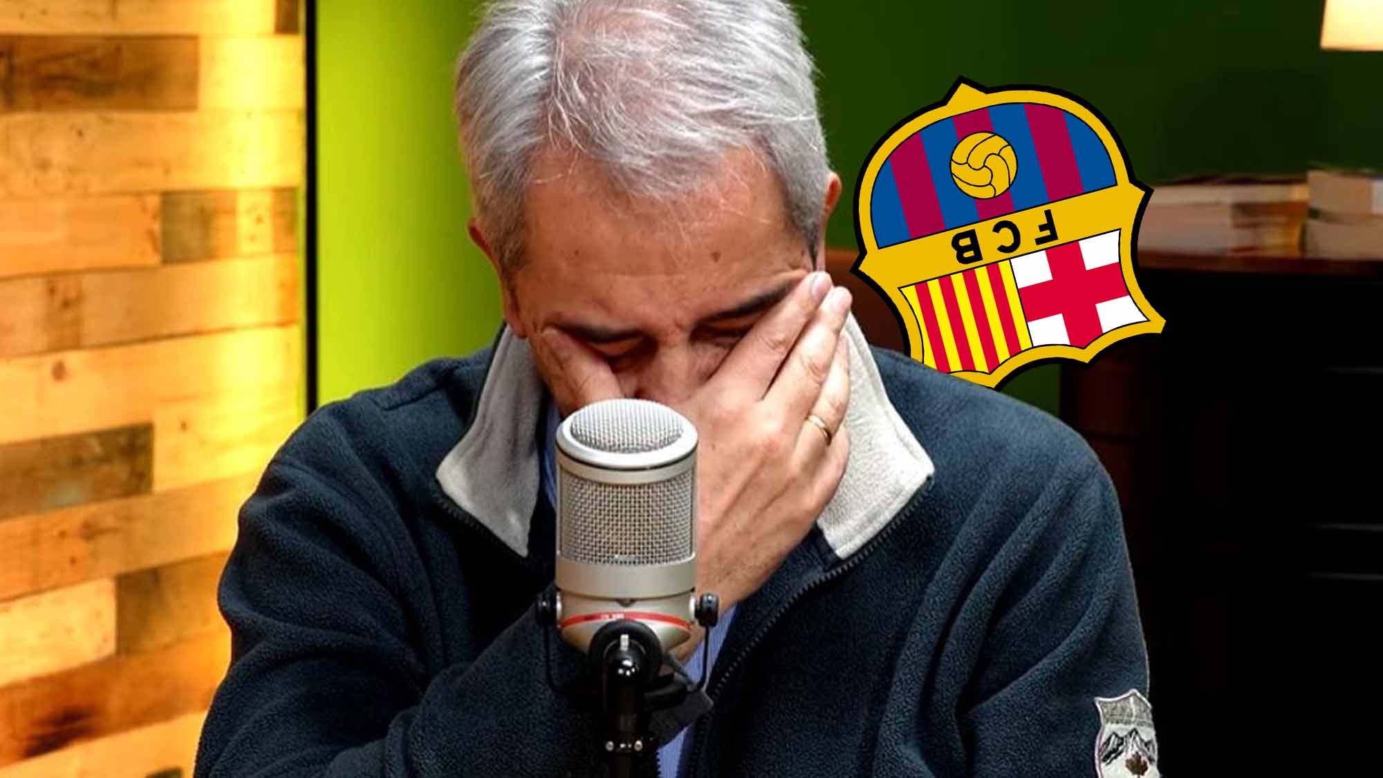 Manolo Lama molesto con escudo Barça de cabeza
