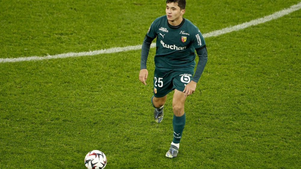 Abdukhodir Khusanov con el Lens de visitante Abdukhodir Khusanov con el Lens de visitante