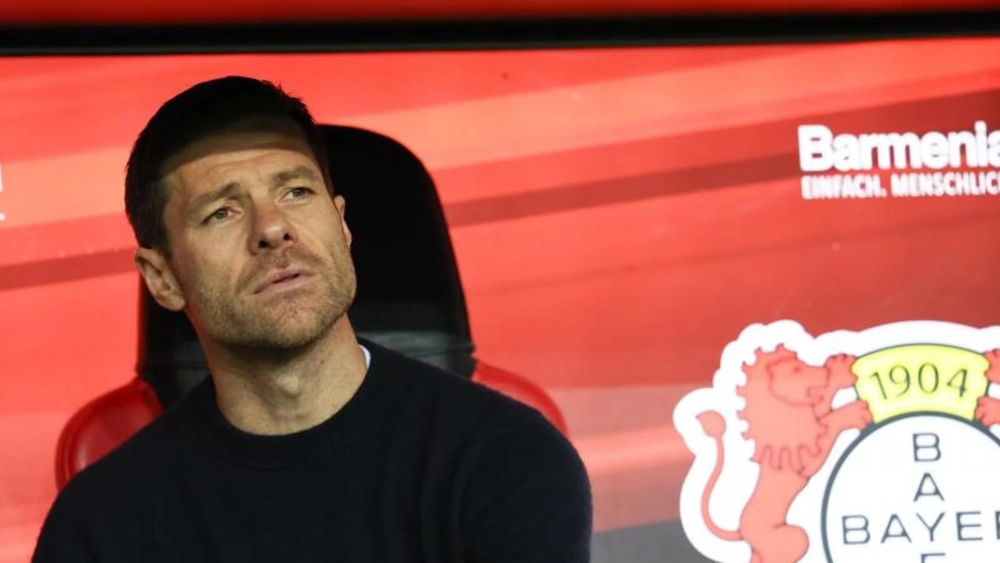 Xabi Alonso con gesto de preocupación en el banquillo del Leverkusen Xabi Alonso con gesto de preocupación en el banquillo del Leverkusen