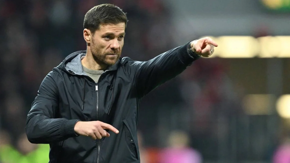 Xabi Alonso dando instrucciones Xabi Alonso dando instrucciones