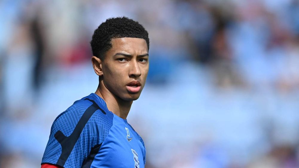 Jobe Bellingham en calentamiento