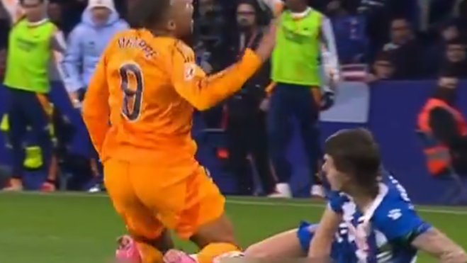 La terrible entrada de Romero a Mbappé que tendría que haber sido tarjeta roja La terrible entrada de Romero a Mbappé que tendría que haber sido tarjeta roja