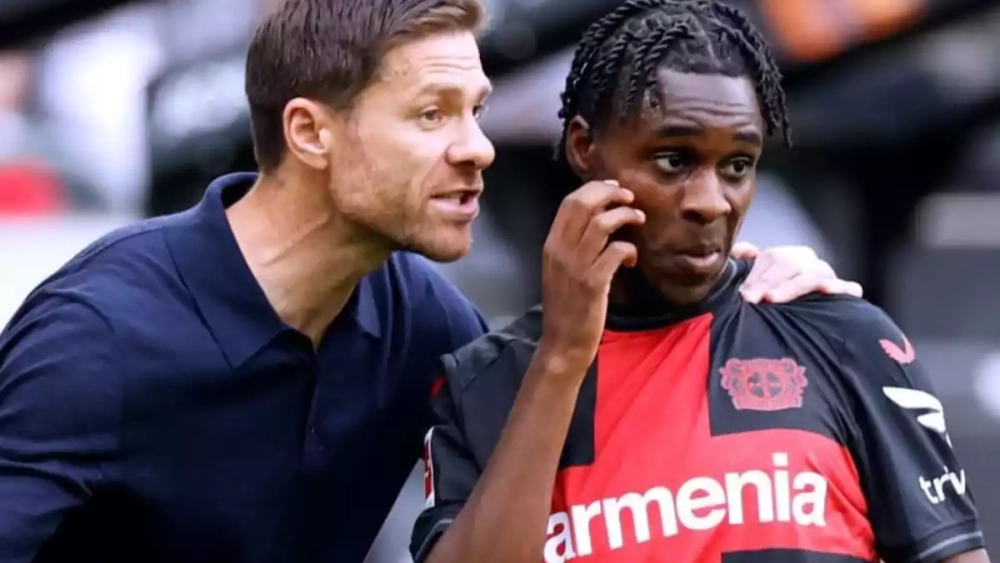 Xabi Alonso y Jeremie Frimpong Xabi Alonso y Jeremie Frimpong