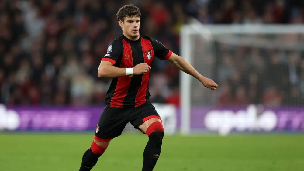 Milos Kerkez en pleno partido con el Bournemouth.
