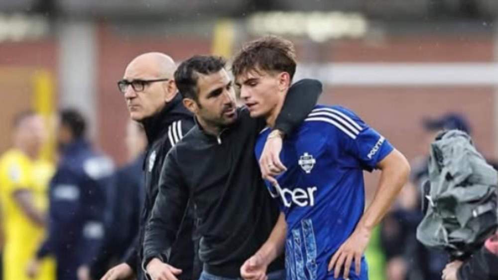 Cesc Fábregas charlando con Nico Paz