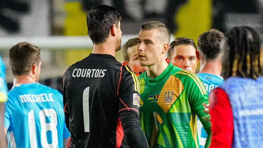 Thibaut Courtois y Andriy Lunin después de enfrentarse en el Ucrania - Bélgica.