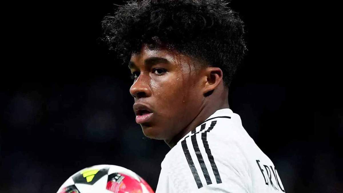 Endrick serio con balon Endrick serio con balon