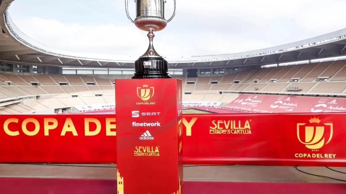 Copa del Rey con estadio de La Cartuja de fondo Copa del Rey con estadio de La Cartuja de fondo