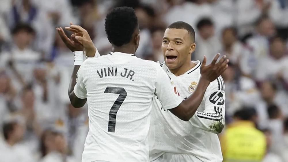 Vinícius y Mbappé celebran el empate tras el gol del brasileño.
