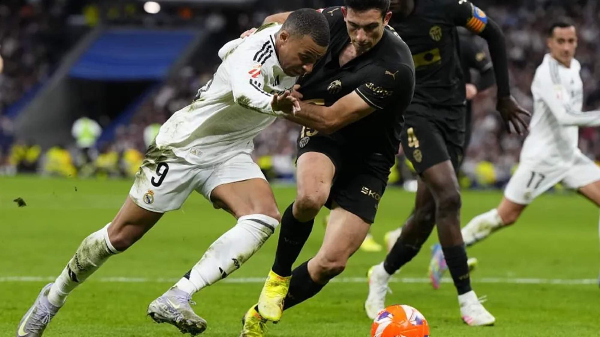 El Real Madrid cae derrotado ante el Valencia en el Santiago Bernabéu. El Real Madrid cae derrotado ante el Valencia en el Santiago Bernabéu.