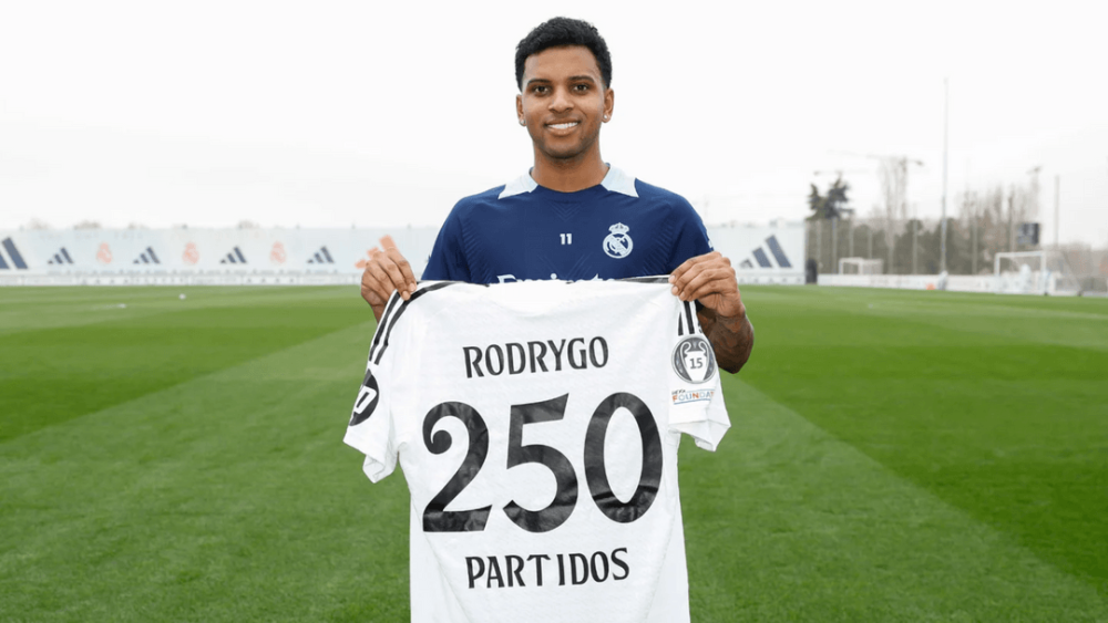 Rodrygo Goes con la camiseta que certifica que ha jugado 250 partidos con el Real Madrid