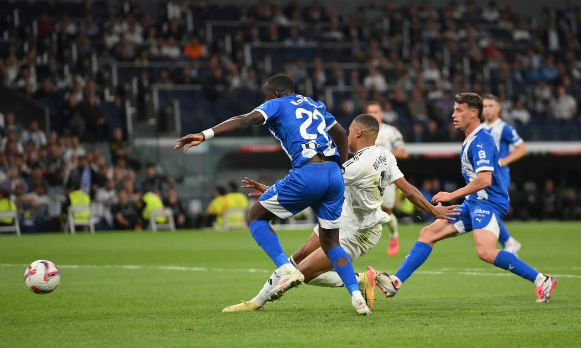 Kylian Mbappé marcó un gol en el partido entre el Real Madrid y el Alavés de la primera vuelta de la Liga en el Santiago Bernabéu.