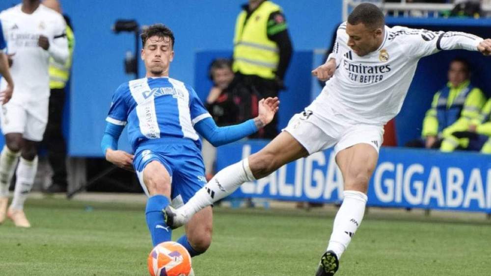 La dura entrada de Kylian Mbappé ayer contra el Alavés que le costó la roja y expulsión La dura entrada de Kylian Mbappé ayer contra el Alavés que le costó la roja y expulsión