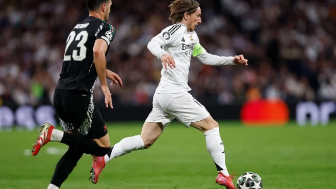 Modric frente al Arsenal