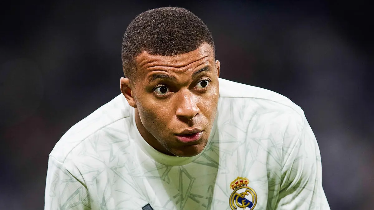Mbappé mirando con cara extraña con el Real Madrid