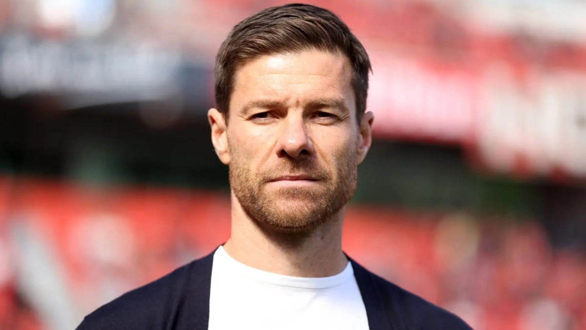 Xabi Alonso serio en partido