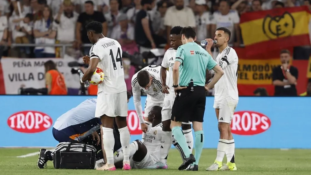 El momento en el que Ferland Mendy tiene que ser sustituido por lesión. El momento en el que Ferland Mendy tiene que ser sustituido por lesión.