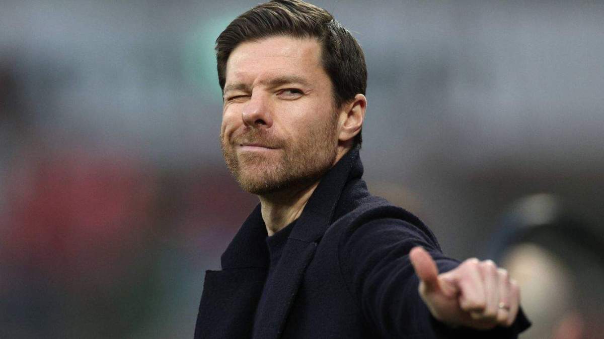 Xabi Alonso guiñando un ojo y levantando el pulgar Xabi Alonso guiñando un ojo y levantando el pulgar