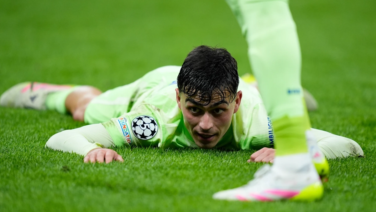 Pedri en el suelo en el partido de ayer