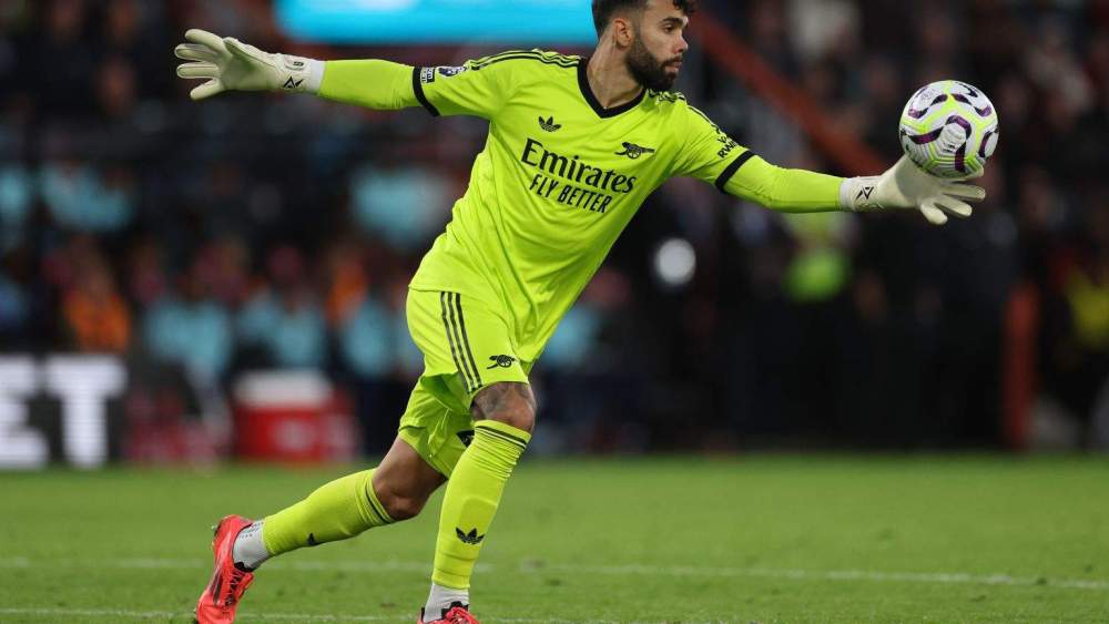 David Raya durante un partido del Arsenal